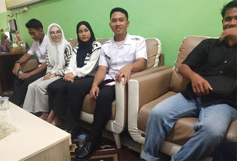 Petugas dapur SPPG Desa Pedekek, Kecamatan Bengkalis memberikan keterangan terkait menu yang diduga basi di SDN 4 Bengkalis, Selasa (30/8/2025).