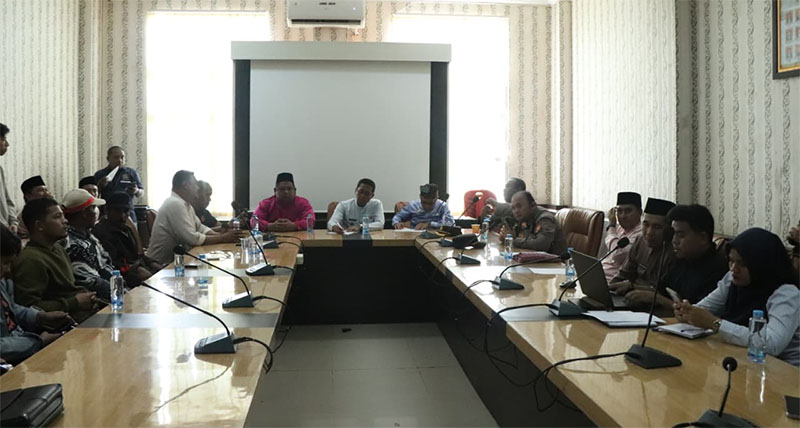Pelaksanaan rapat bersama masyarakat nelayan dengan Pemkab Rohil dan pihak-pihak terkait di ruangan rapat banmus DPRD Rohil, Selasa (30/9/2025).