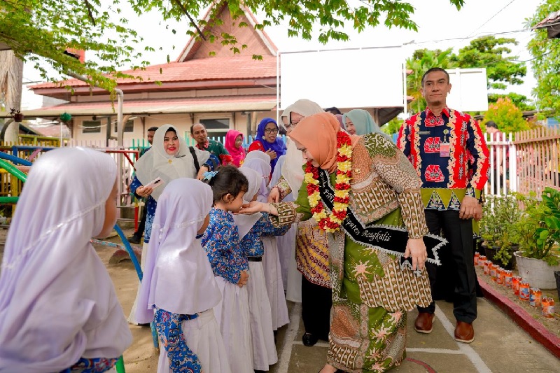 Bupati Bengkalis Kasmarni menyapa anak-anak PAUD di Kecamatan Mandau.