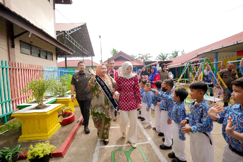 Bupati Bengkalis Kasmarni melambaikan tangan ke anak-anak PAUD