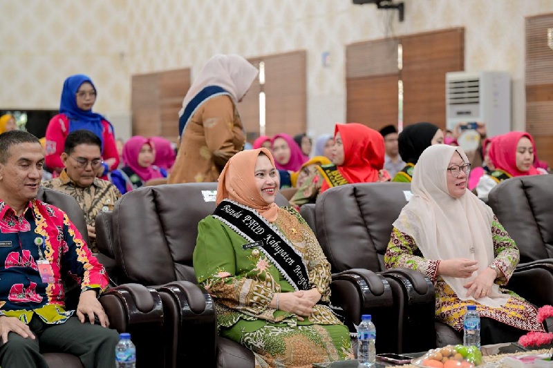 Kadisdik Bengkalis Hady Prasetyo duduk bersama Bupati Bengkalis Kasmarni dan Ketua PKK Bengkalis Siti Asiyah