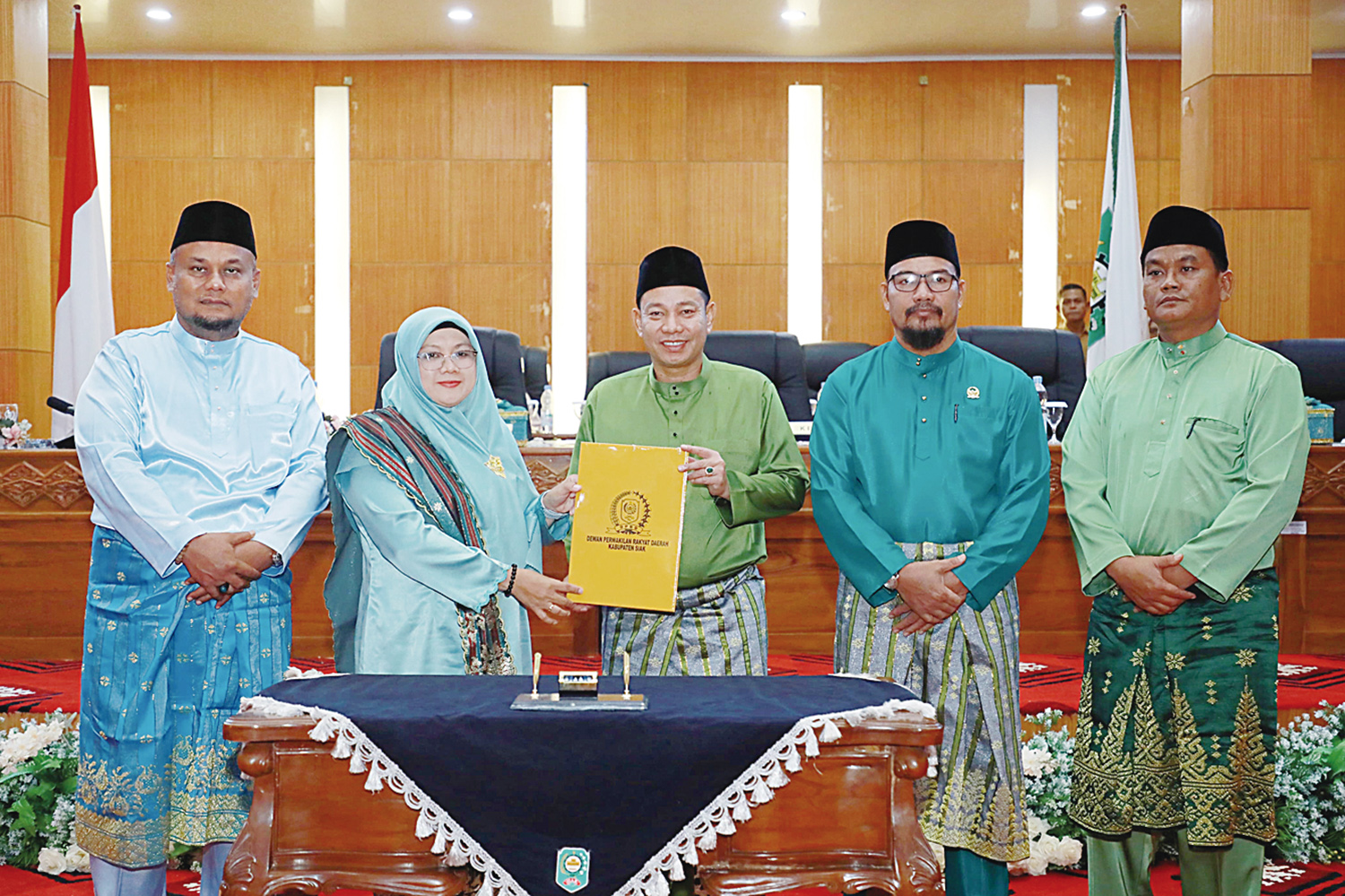 Ketua DPRD Siak Indra Gunawan SE bersama Bupati Afni Z memperlihatkan berita acara pengesahan APBD-P disaksikan Wabup Syamsurizal (kiri), Wakil Ketua I DPRD Syarif dan Wakil Ketua II Laiskar Jaya di Ruang Paripurna Putri Kaca Mayang Kantor DPRD Siak, Seni