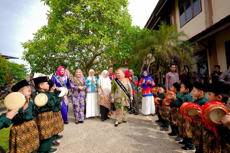 Bupati Kasmarni disambut kompang oleh anak-anak PAUD di Kecamatan Mandau.