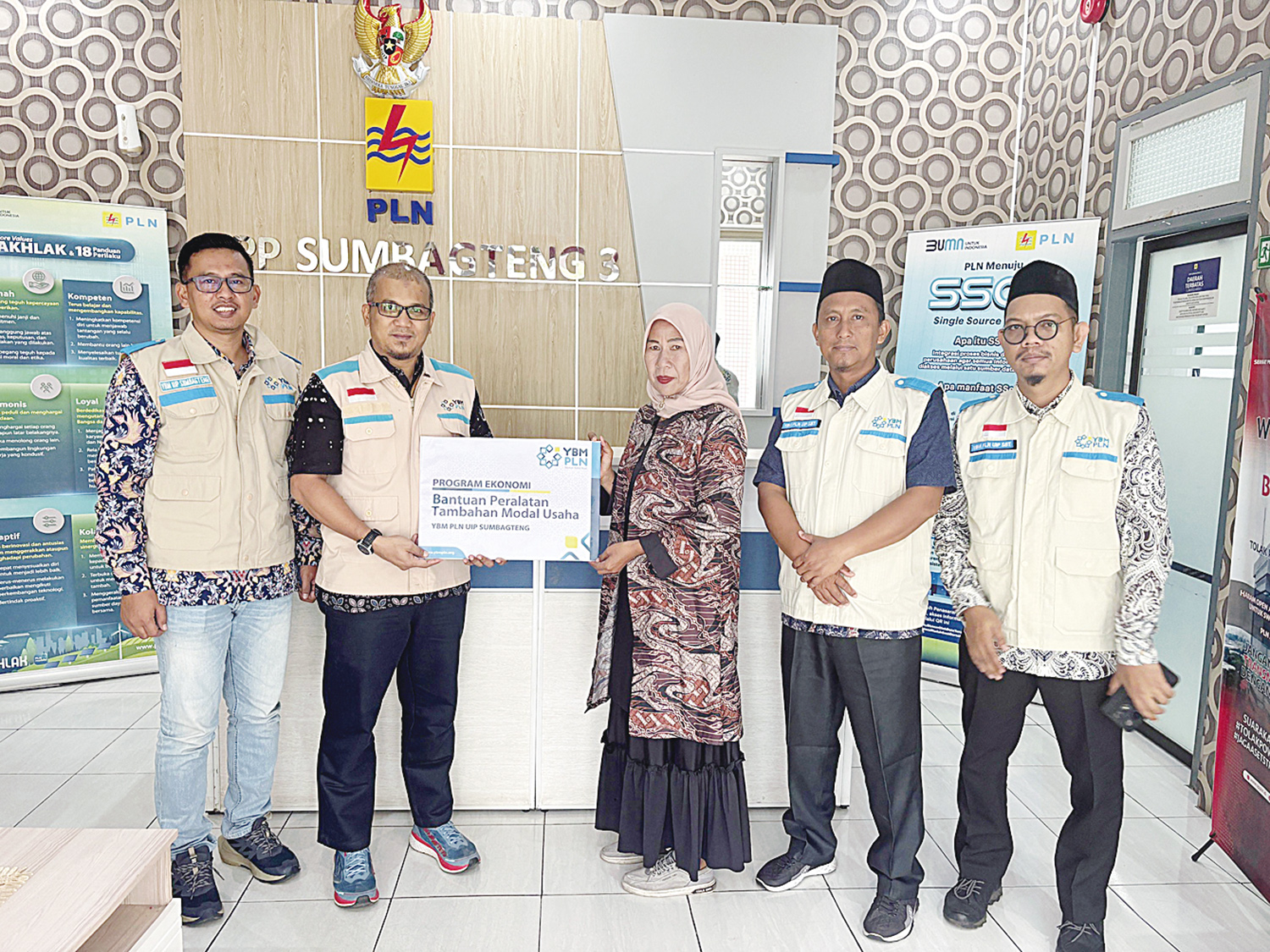 PLN melalui YBM PLN menyerahkan bantuan pemberdayaan ekonomi kepada salah satu pelaku usaha di Jambi.