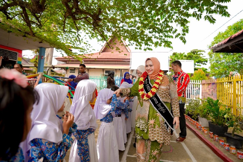 Bupati Bengkalis Kasmarni menyalami anak-anak PAUD sebelum pembukaan sosialisasi Wajar 13 di Kecamatan Mandau.