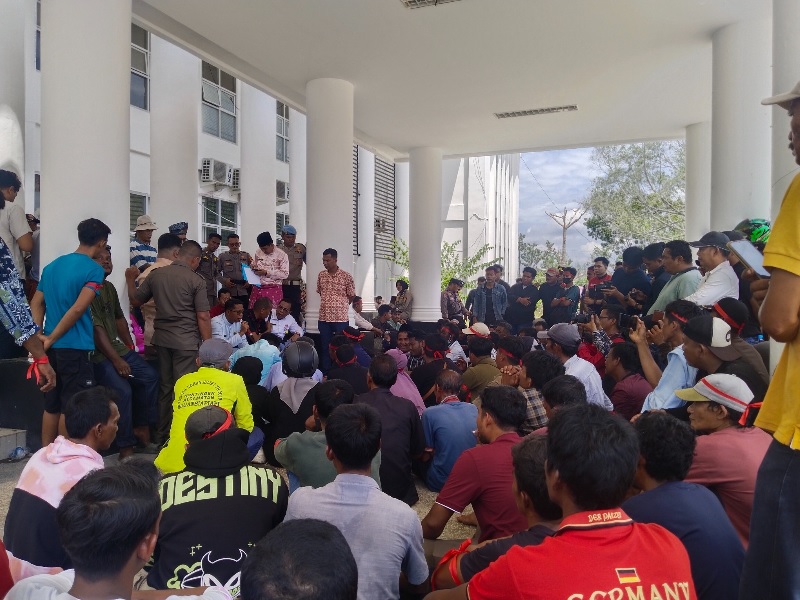 Wabup Rohil Jhony Charles berdialog dengan masyarakat nelayan yang gelar aksi unjuk rasa di DPRD Rohil.