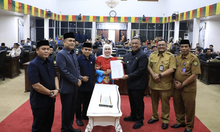 Bupati Rohul Anton ST MM bersama Ketua DPRD Rohul Hj Sumiartini didampingi wakil pimpinan menunjukkan Berita Acara Persetujuan RAPBD P 2025 di Gedung DPRD Rohul, Selasa (30/9/2025) dini hari.