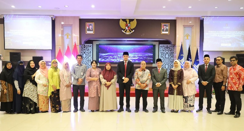 Kakanwil Kemenkum Riau Rudy Hendra Pakpahan (tengah berjas hitam) berfoto bersama MPD Notaris Kabupaten Bengkalis pada Selasa (30/9/2025).