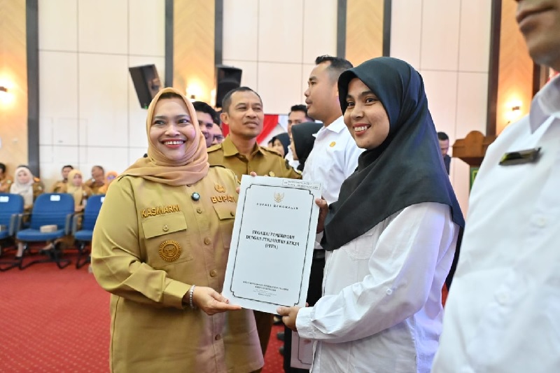 Bupati Bengkalis Kasmarni menyerahkan SK Pengangkatan PPPK Formasi 2024 di lingkungan Pemerintah Kabupaten Bengkalis di ruang rapat Dang Merdu Kantor Bupati Bengkalis, Selasa (30/9/2025).