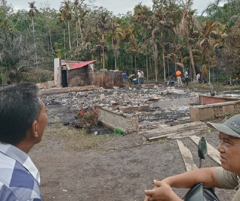 Kebakaran rumah warga di Jalan Terubuk RT02/RW03 Dusun Tua Tengah Desa Bantan Sari Kecamatan Bantan membuat rumah rata dengan tanah, Senin (29/9/2025) sekitat pukul 22.30 WIB.