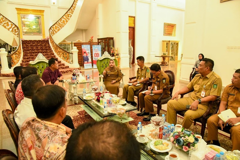 Pengurus Kelenteng Hock Hian Kiong, Kecamatan Bukit Batu melakukan audiensi bersama Bupati Bengkalis Kasmarni di Wisma Sri Mahkota Bengkalis, Senin (29/9/2025).