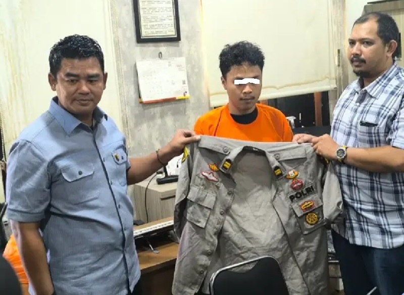 Kasat Reskrim Polresta Pekanbaru, Kompol Bery Juana Putra saat mengamankan pelaku berinisial&nbsp;GJH&nbsp;(22) di Polresta Pekanbaru, baru-baru ini.