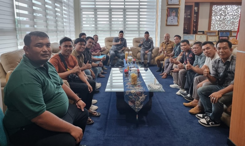 Bupati Inhu, Ade Agus Hartanto didampingi anggota DPRD Inhu, Henrosman saat menerima keluhan warga Desa Ringin, Selasa (30/9/2025).