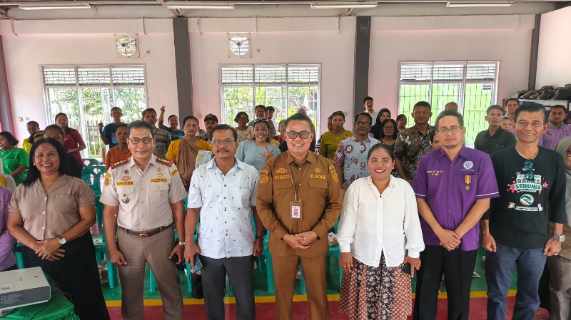 Kadis Distankan Pekanbaru Maisisco saat melaksanakan kegiatan sosialisasi dan vaksinasi rabies. Lokasi kegiatan tahun ini dipusatkan di Kelurahan Palas dan Kelurahan Rumbai Bukit beserta sekitarnya.