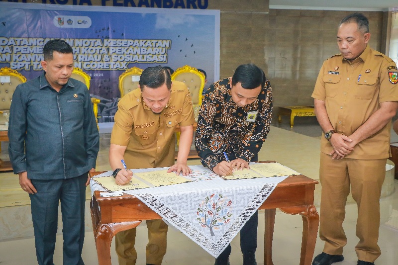 Wako Agung Nugroho saat penandatanganan kerja sama antara Pemerintah Kota (Pemko) Pekanbaru dan Direktorat Jenderal Pajak (DJP) Riau.