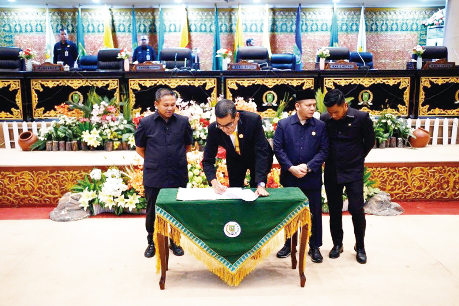 Gubernur Riau Abdul Wahid (kiri) menyaksikan Wakil Ketua DPRD Riau Parisman Ikhwan meneken berita acara pengesahan APBD-P 2025 di Ruang Rapat Paripurna Gedung DPRD Riau