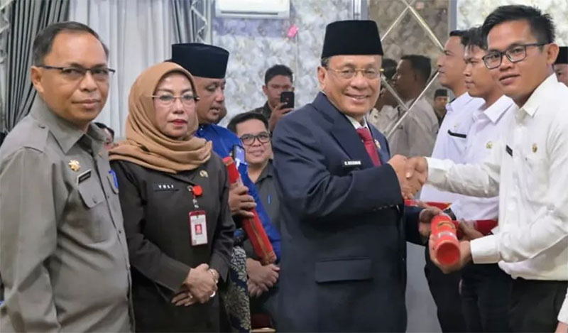 Bupati Rohil H Bistamam didampingi Kepala BKPSDM Yulisma menyerahkan SK PPPK tahap II