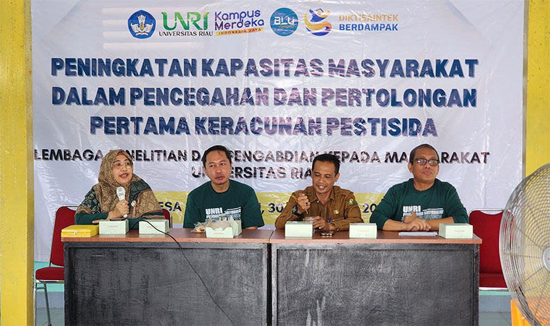 Tim dosen dan mahasiswa Unri saat memberikan materi kepada masyarakat terkait resiko pestisida di Desa Sari Galuh, Kampar, Selasa (30/9/2025).