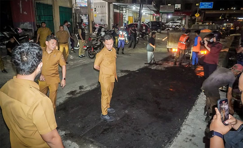 Wako Pekanbaru Agung Nugroho saat meninjau perbaikan jalan di sejumlah titik