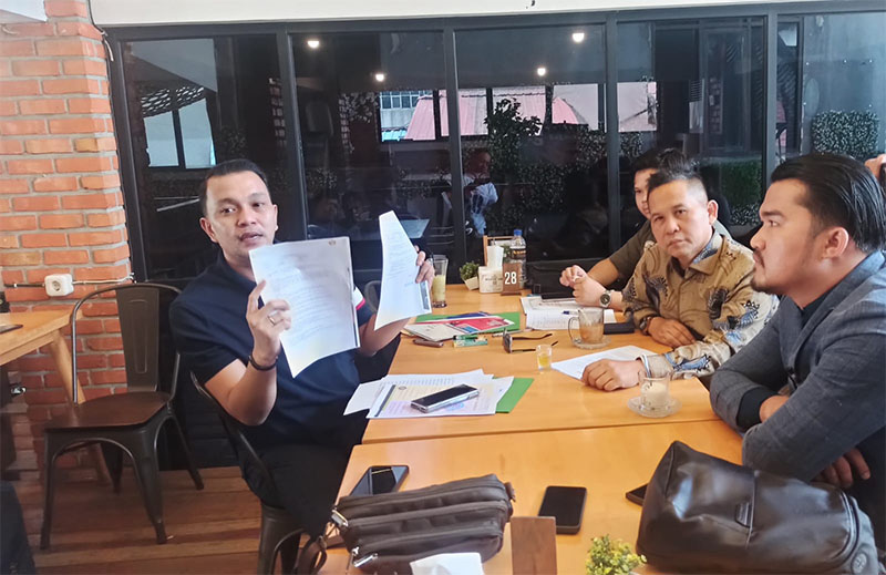 Jeri Adli didampingi kuasa hukumnya Tatang Prayoga SH MH saat memberikan klarifikasi, pada Rabu (1/10/2025).