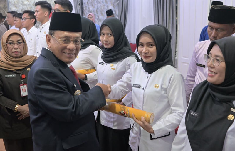 Bupati Rohil H Bistamam menyerahkan simbolis SK kepada perwakilan PPPK tahap II di Mess Pemkab Rohil di Bagansiapiapi.