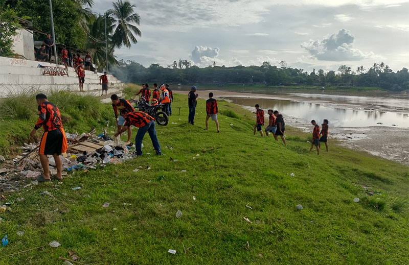 MPC Pemuda Pancasila Kuansing, Selasa (30/9/2025) membersihkan sampah di Tepian Narosa Teluk Kuantan.