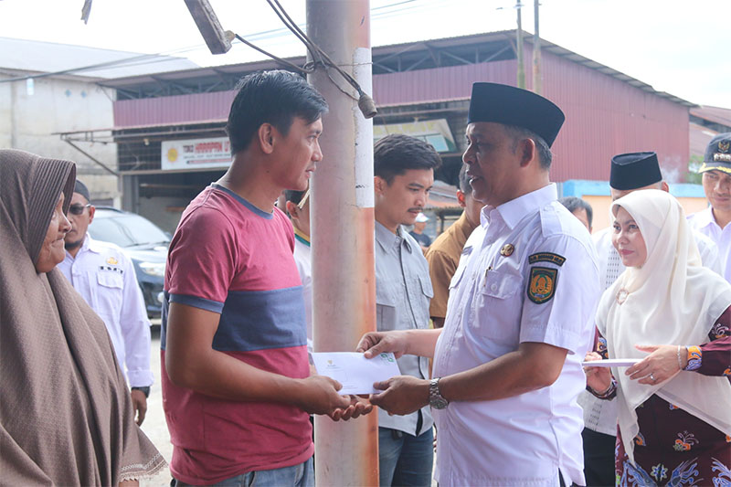 Bupati Inhil, Herman menyerahkan bantuan ke korban kebakaran di Jalan Griliya, Tembilahan, Rabu (1/10/2025).