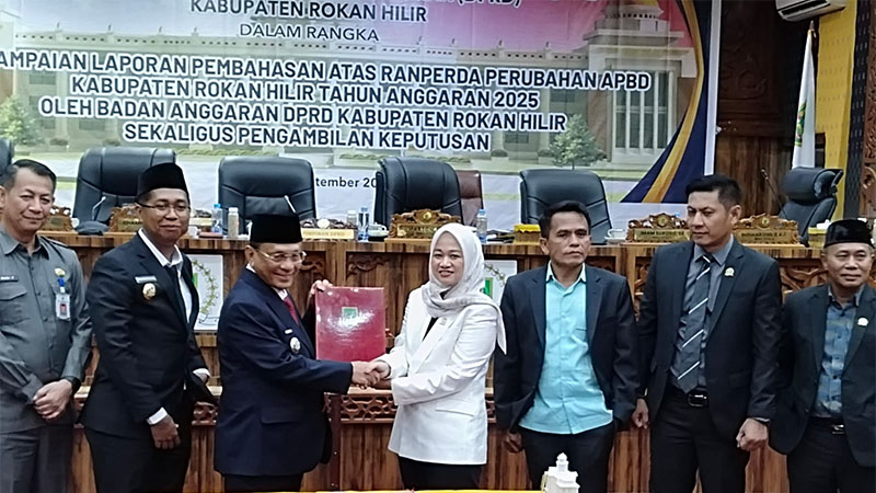 Bupati Rohil H Bistamam, didampingi Wabup Jhony Charles, bersama Ketua DPRD Ilhammi foto bersama, Selasa (30/9/2025) malam.