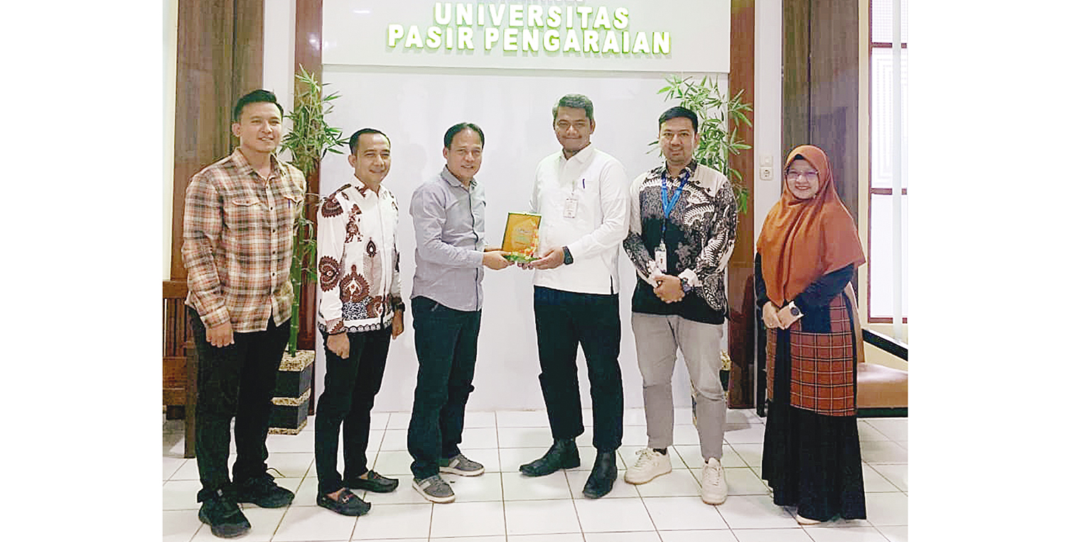 Rektor Universitas Pasir Pengaraian Assoc Prof Dr Hardianto MPd beserta jajaran pimpinan menyerahkan cendera mata kepada Ketua Yayasan Forum Peneliti dan Cendekiawan Indonesia M Irsyad Nur MSi usai penandatanganan nota kesepahaman di Kampus UPP, Senin (22