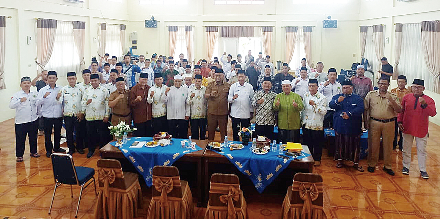 Wabup Siak Syamsurizal foto bersama pengurus MUI Kabupaten Siak, di antaranya Ketua MUI Siak KH Dr Ahmad Muhaimin MA, Nizamul Muluk SAg MAPsy Tengku Musa, serta khatib dan dai di Gedung Dharma Wanita Siak, Selasa (30/9/2025).