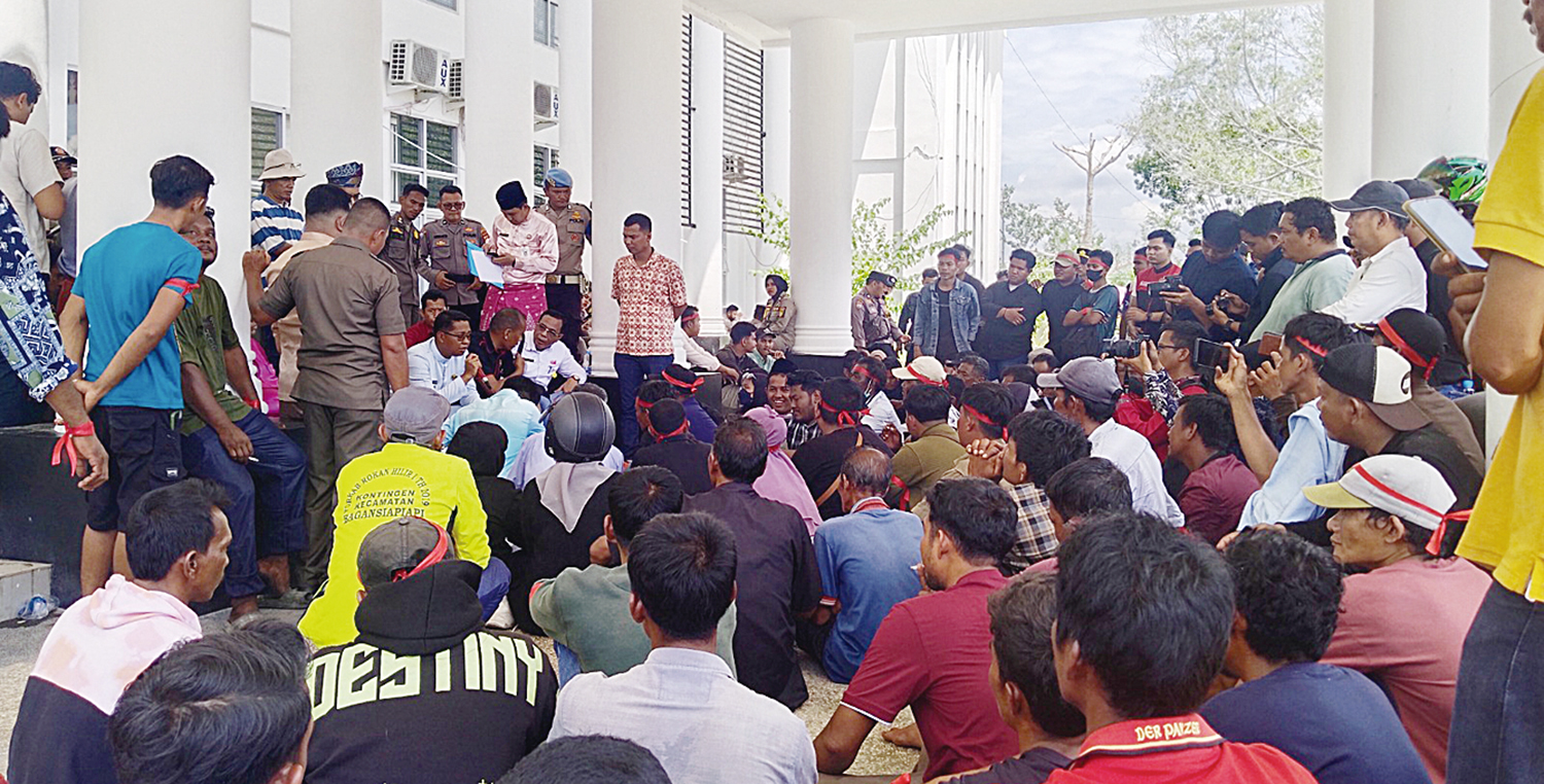 Wabup Rohil Jhony Charles berdialog dengan nelayan yang menggelar aksi unjuk rasa di DPRD Rohil, Selasa (30/9/2025).