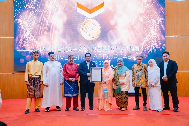 Pembina Yayasan Abdurrab Dr. dr. Susiana Tabrani, M.Pd Ketua Yayasan Abdurrab Ketua Yayasan Abdurrab dr. Ivan Tabrani, M.Kes didampingi Rektor Universita Abdurrab. Prof. Susi Endrini, S.Si., M.Sc., Ph