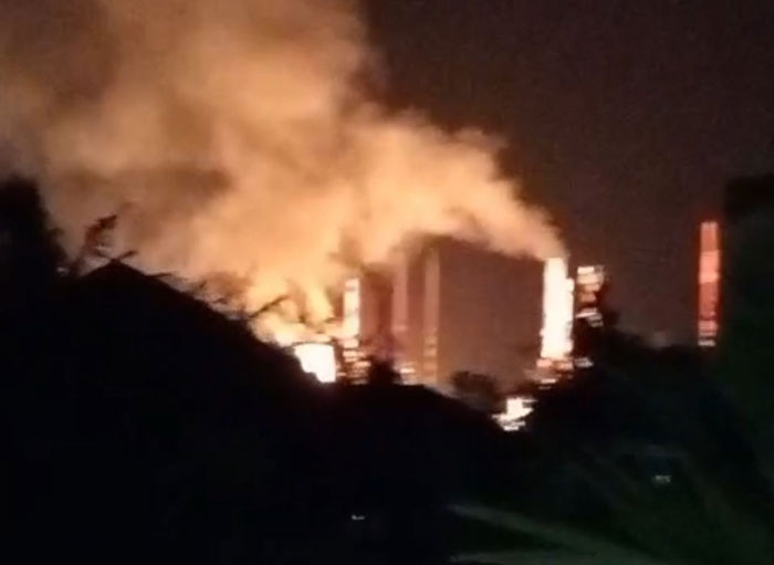 Tangkapan layar kondisi kilang minyak Pertamina di Kota Dumai yang terbakar, Rabu (1/10/2025) malam.