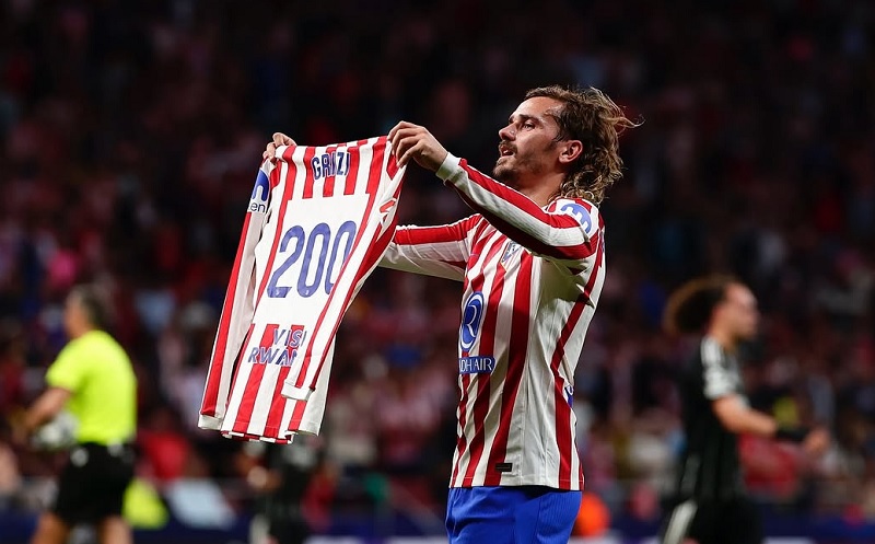 Antoine Griezmann mencetak gol ke-200 untuk Atletico Madrid dalam kemenangan telak atas wakil Jerman Eintrach Fankfurt di Liga Champions.