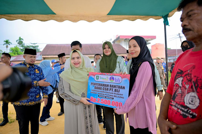 Bupati Bengkalis Kasmarni menyalurkan bantuan lewat CSR PT BLJ untuk  korban musibah angin puting beliung, Rabu (1/10/2025).