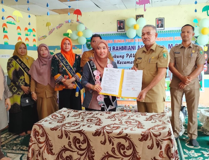 Bunda PAUD Kabupaten Inhu Suci Rahmiani SSos MSI dan Kadisdukcapil Inhu, Syaiful Bahri S Sos melihatkan MoU usai ditandatangani, Selasa (30/9/2/25).
