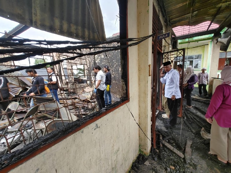 Kondisi terkini SMA Negeri 1 Selatpanjang pascaterbakar hebat, Selasa (30/9/2025).