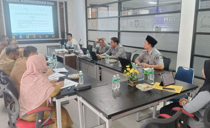 Rapat harmonisasi dua Ranpergub Provinsi Riau bersama Divisi Peraturan Perundang-undangan dan Pembinaan Hukum Kemenkum Riau pada Selasa (30/9/2025).