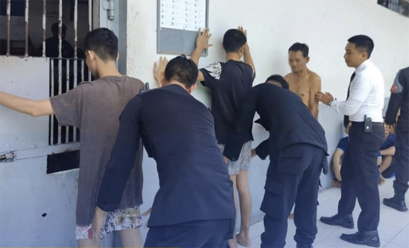 Petugas Lapas Bengkalis melakukan penggeledahan di tubuh napi penghuni  Blok A Nomor 7, Rabu (1/10/2025).