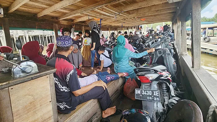 Puluhan penumpang dari Selatpanjang menuju Rangsang berdesakan dalam kempang sebagai angkutan umum antarpulau warga Kepulauan Meranti, belum lama ini.