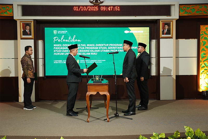 Rektor UIR Assoc Prof Dr Admiral saat melantik pejabat struktural di lingkungan kampus, Rabu (1/10/2025).