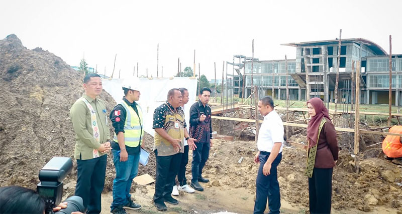 Gubri Abdul Wahid dan Kadisdik Riau Erisman Yahya saat melakuan kunjungan ke SMAN 19 Pakanbaru