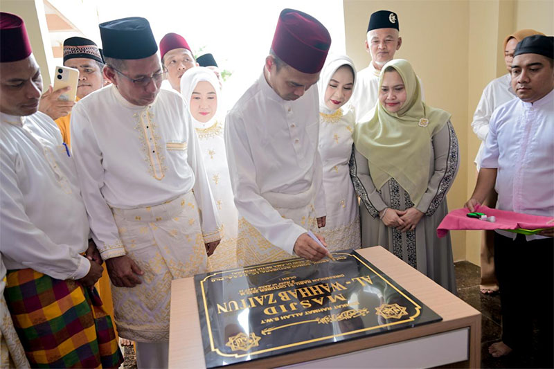 Ustaz Abdul Somad menandatangani prasasti peresmian Masjid Al Wahhab Zaitun Desa Simpang Padang, Kecamatan Bathon Solapan, Kamis (2/10/2025).