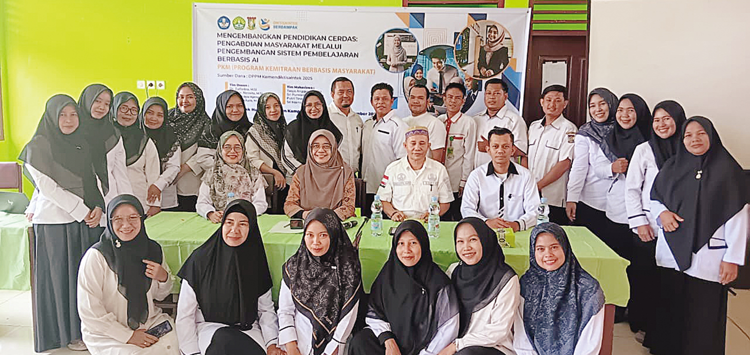 FOTO BERSAMA: Para peserta workshop Pengembangan Pembelajaran  Berbasis AI foto bersama di UPT SMPN 3 Siak Hulu, Kabupaten Kampar, Rabu (1/10/2025).