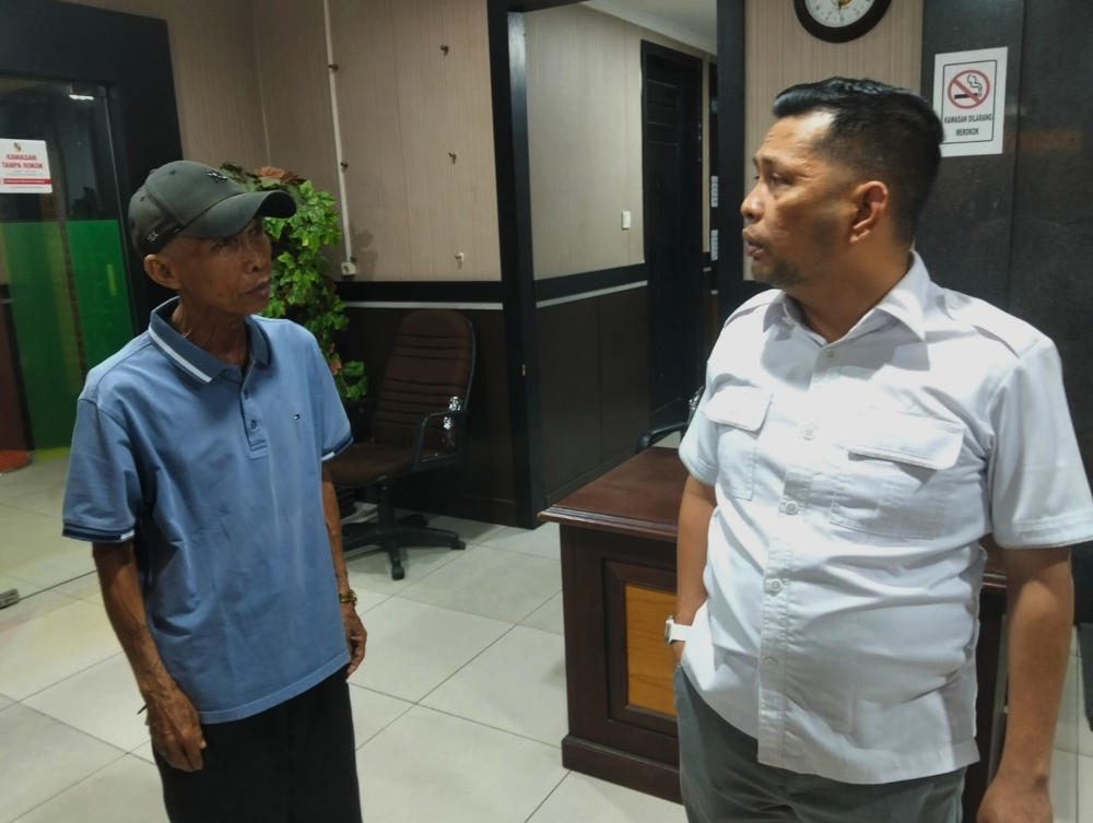 : Ketua RW 15, Kelurahan Tangkerang Tengah, Kecamatan Marpoyan Damai Zakaria (kiri) bertemu dengan Wakil Ketua DPRD Pekanbaru T Azwendi, Rabu (1/10/2025).