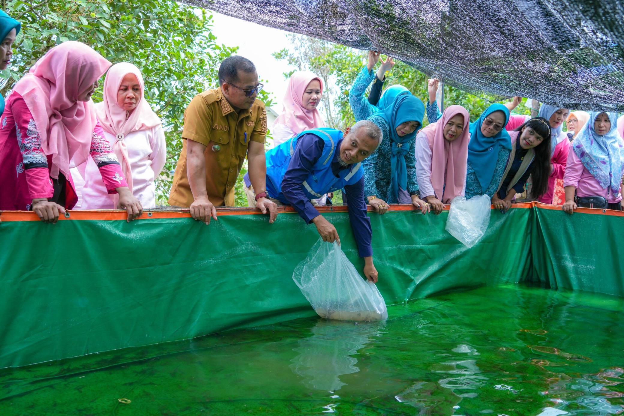 PT PLN UIP Sum&shy;bag&shy;teng melalui Program Srikandi Mo&shy;vement  Women Support Women menyalurkan bantuan lele di Desa Salo Timur, Salo, Kampar.