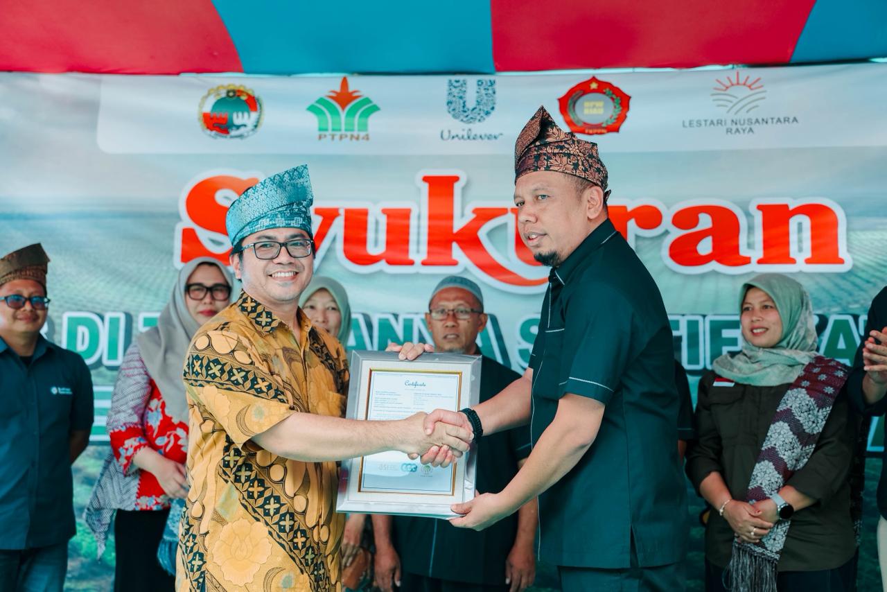Auditor RSPO Naik Monang P Lingga (kiri) menyerahkan sertifikasi RSPO kepada Ketua KUD Makarti Jaya Hadi Yanto, beberapa waktu lalu.