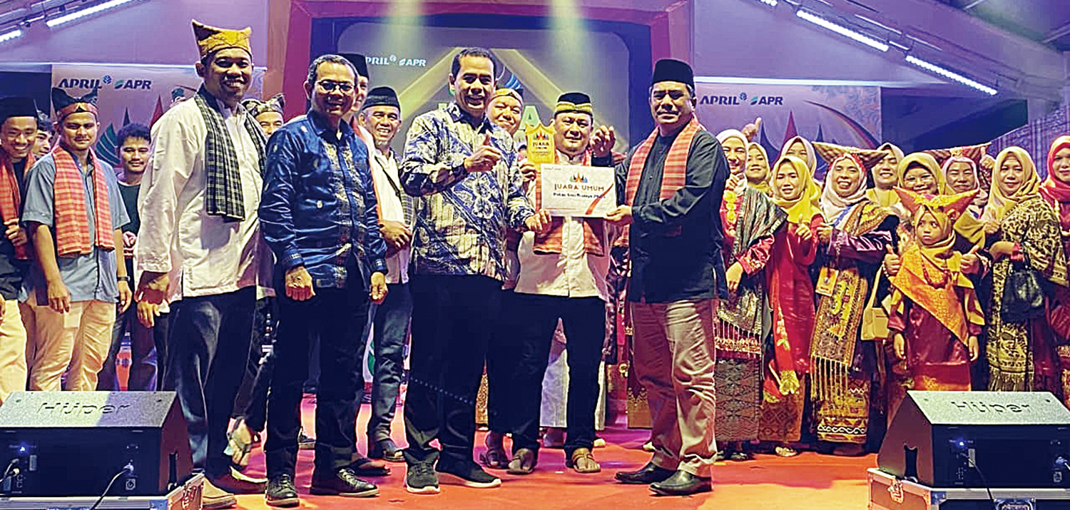 MENYERAHKAN PENGHARGAAN: Chief Operating Officer (COO) PT Riau Andalan Pulp and Paper (RAPP) Eduward Ginting bersama jajaran manajemen RAPP saat menyerahkan penghargaan kepada IKRMK.