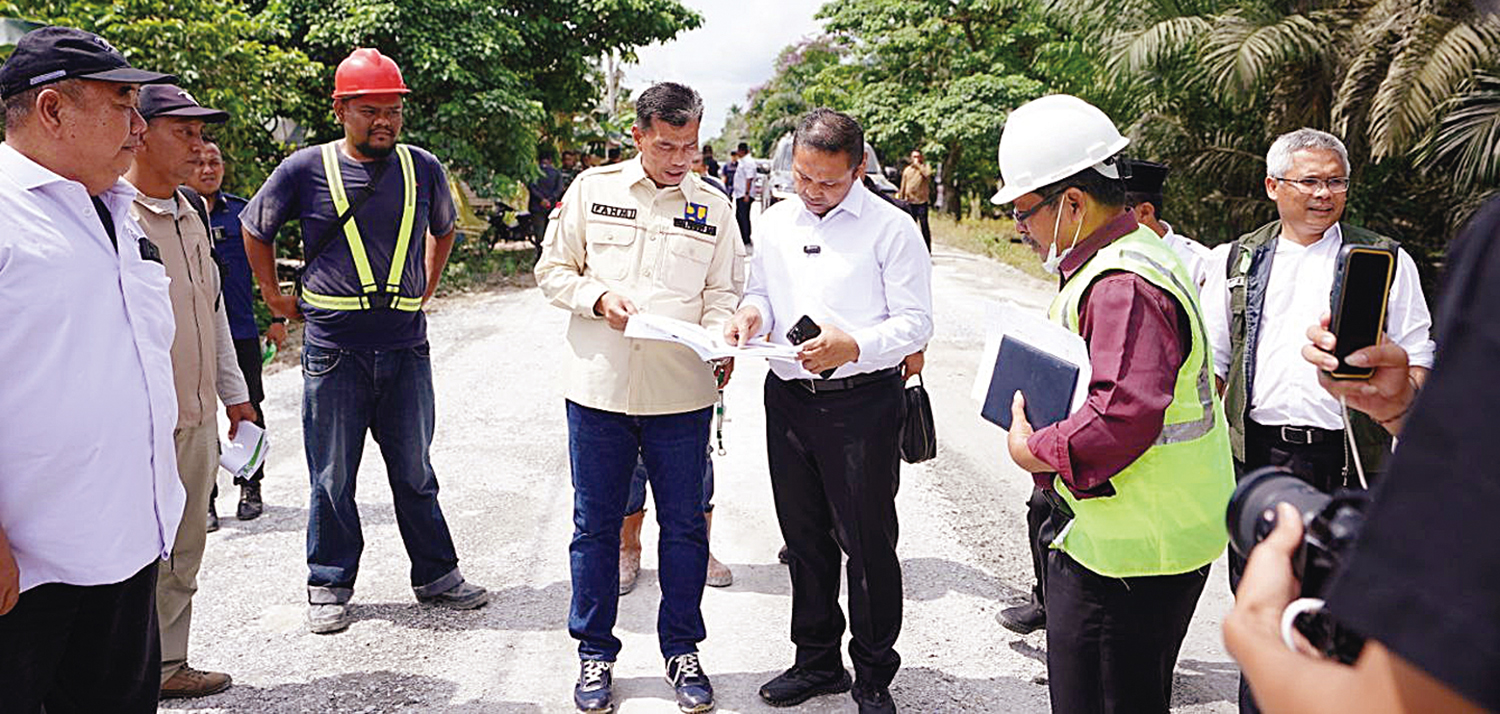 Gubernur Riau Abdul Wahid saat meninjau proyek perbaikan jalan  Selensen-Kotabaru di Kabupaten Inhil, Rabu (1/10/2025).
