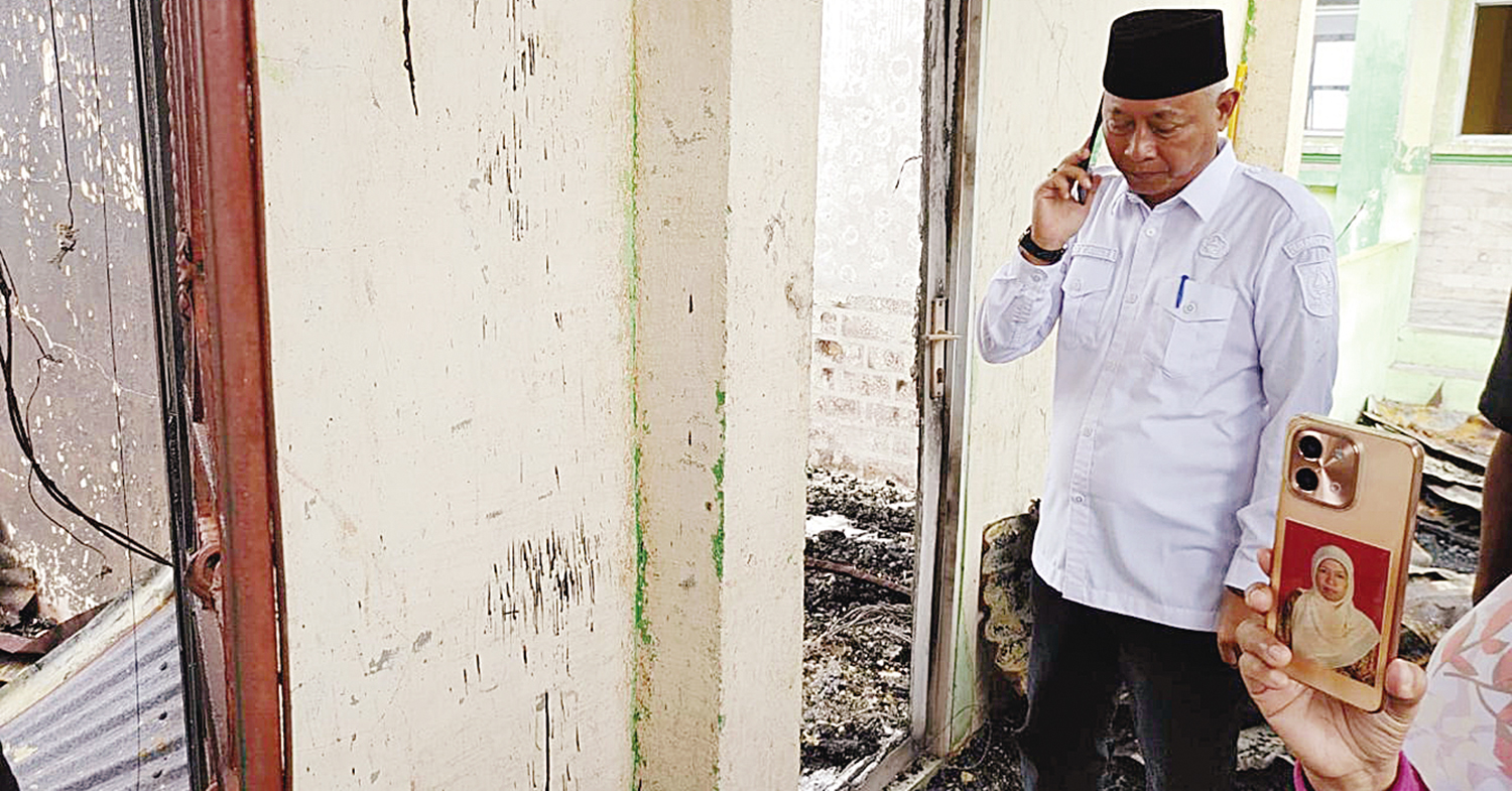 Kepala SMA Negeri 1 Tebingtinggi Poyadi meninjau bangunan sekolah&nbsp;setelah sempat terbakar pada Selasa (30/9/2025).
